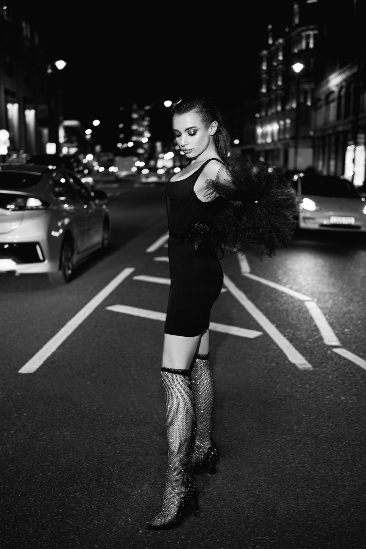 London street fashion night — black and white